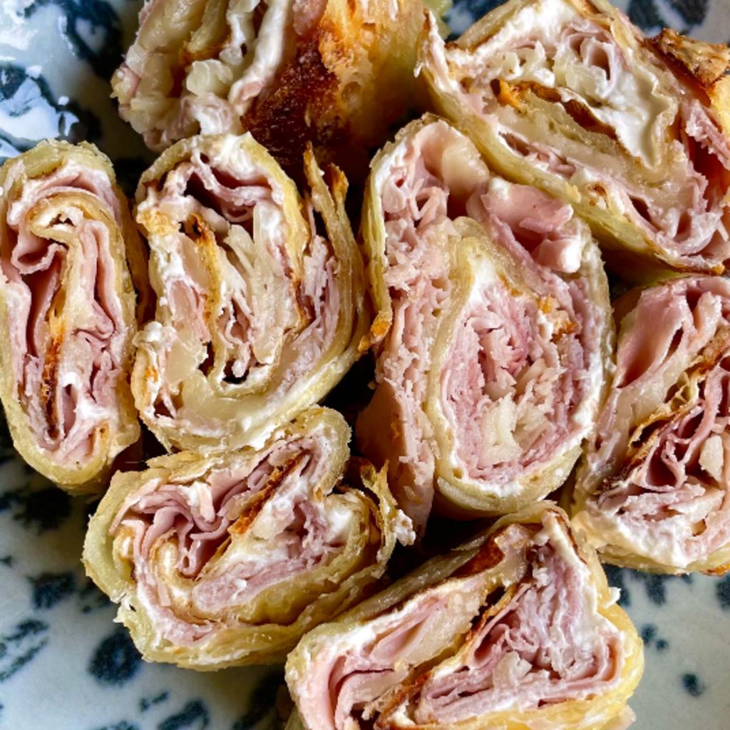 Krokante aardappelrol gevuld met gekookte ham en provola