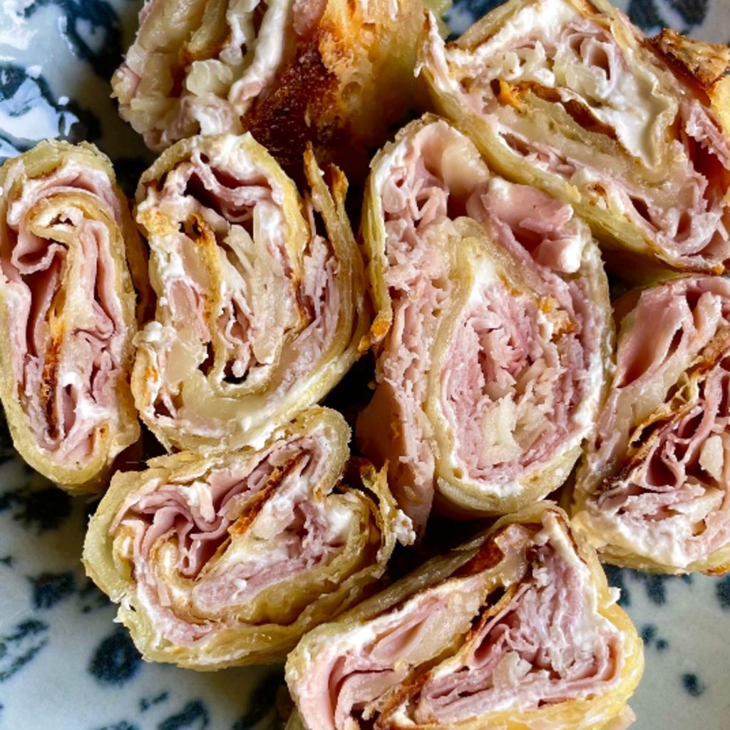 Rotolo di patate croccante ripieno di prosciutto cotto e provola