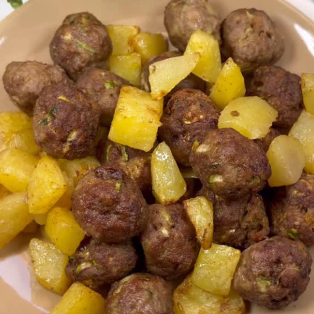 Albóndigas y patatas en freidora de aire