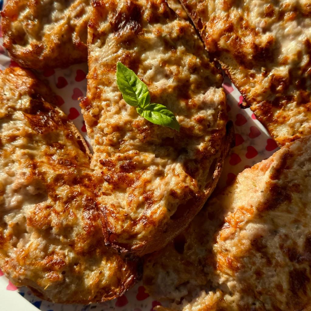 Stracchino és kolbász bruschetták