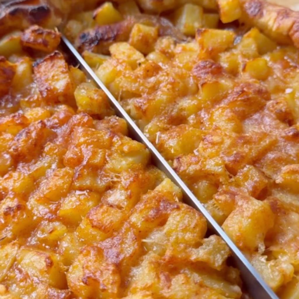 Karamelize soğan ve lezzetli patatesli tuzlu pasta