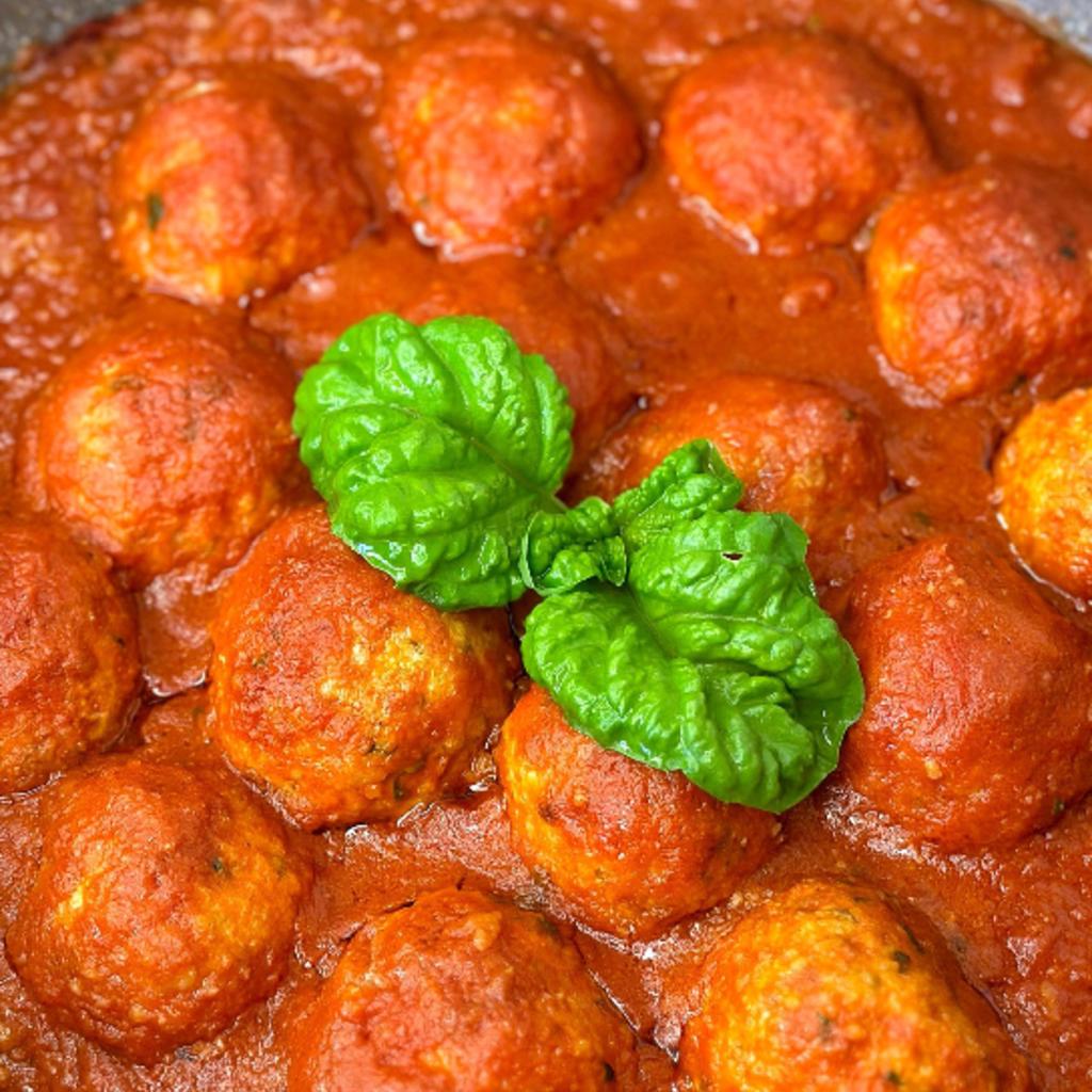 Ricotta-Fleischbällchen in Tomatensauce