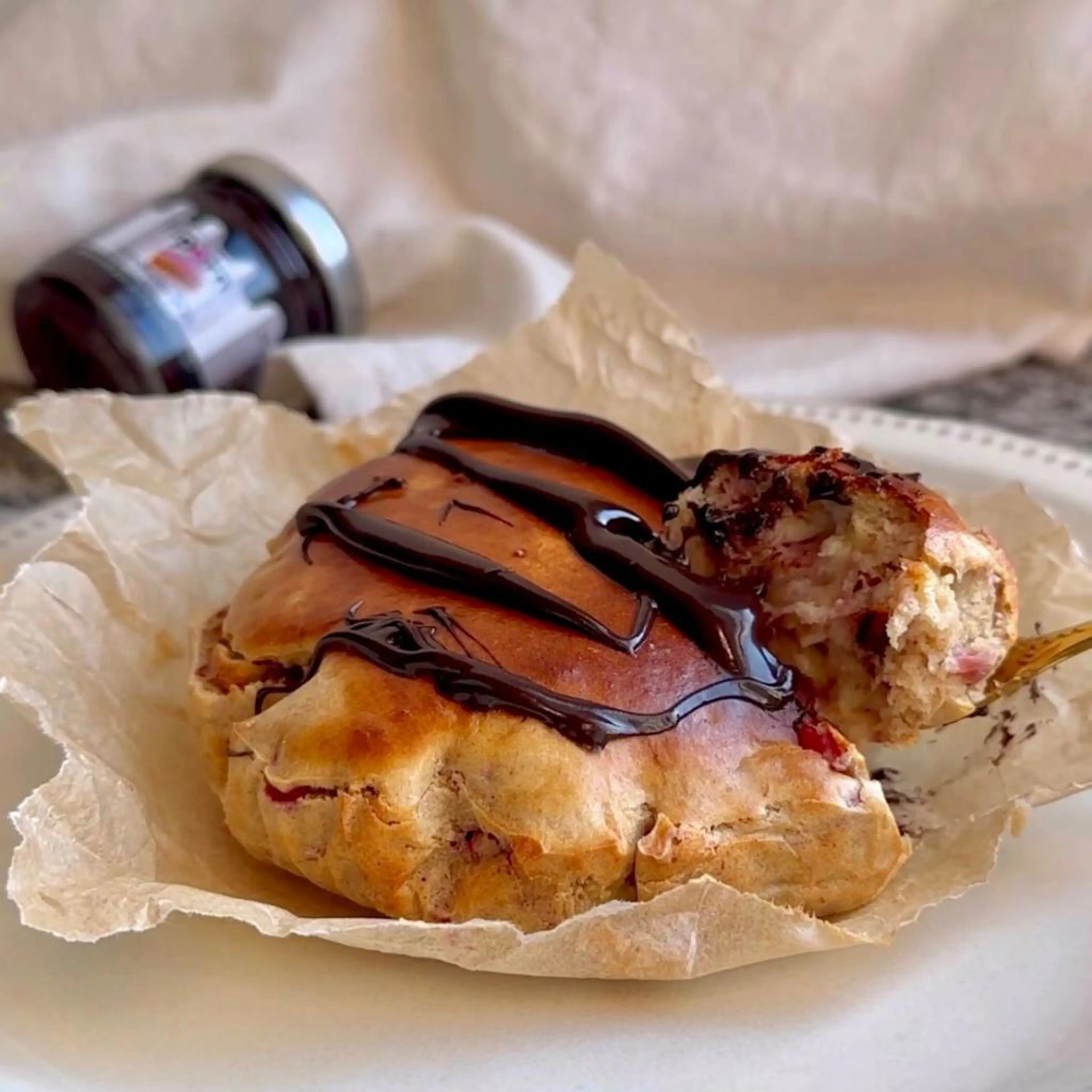 Bizcochito proteico de frambuesas y crema de cacahuete