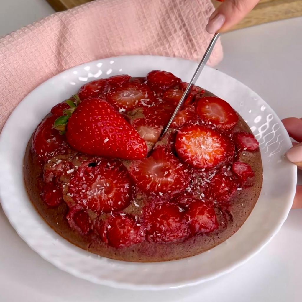 Bolo de frigideira de cacau e morangos