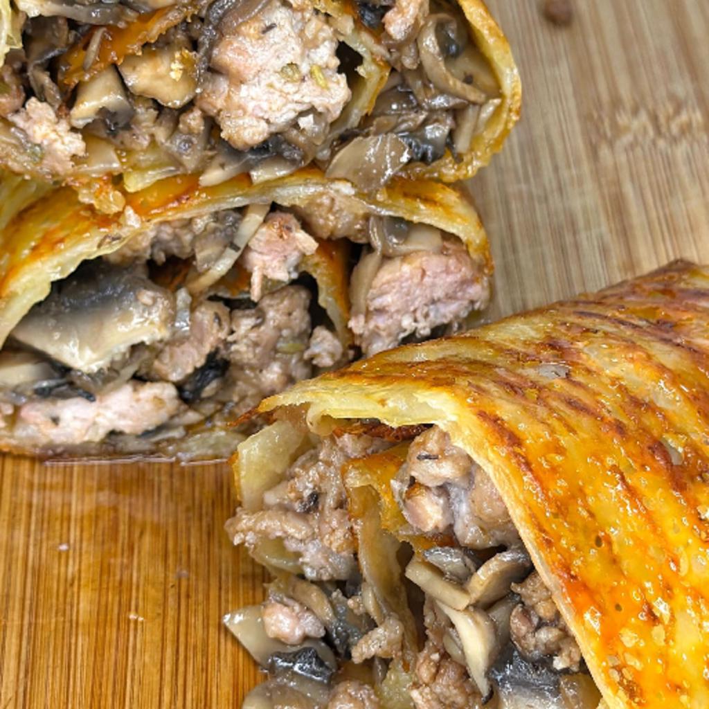 Картофельный рулет с колбасой и грибами