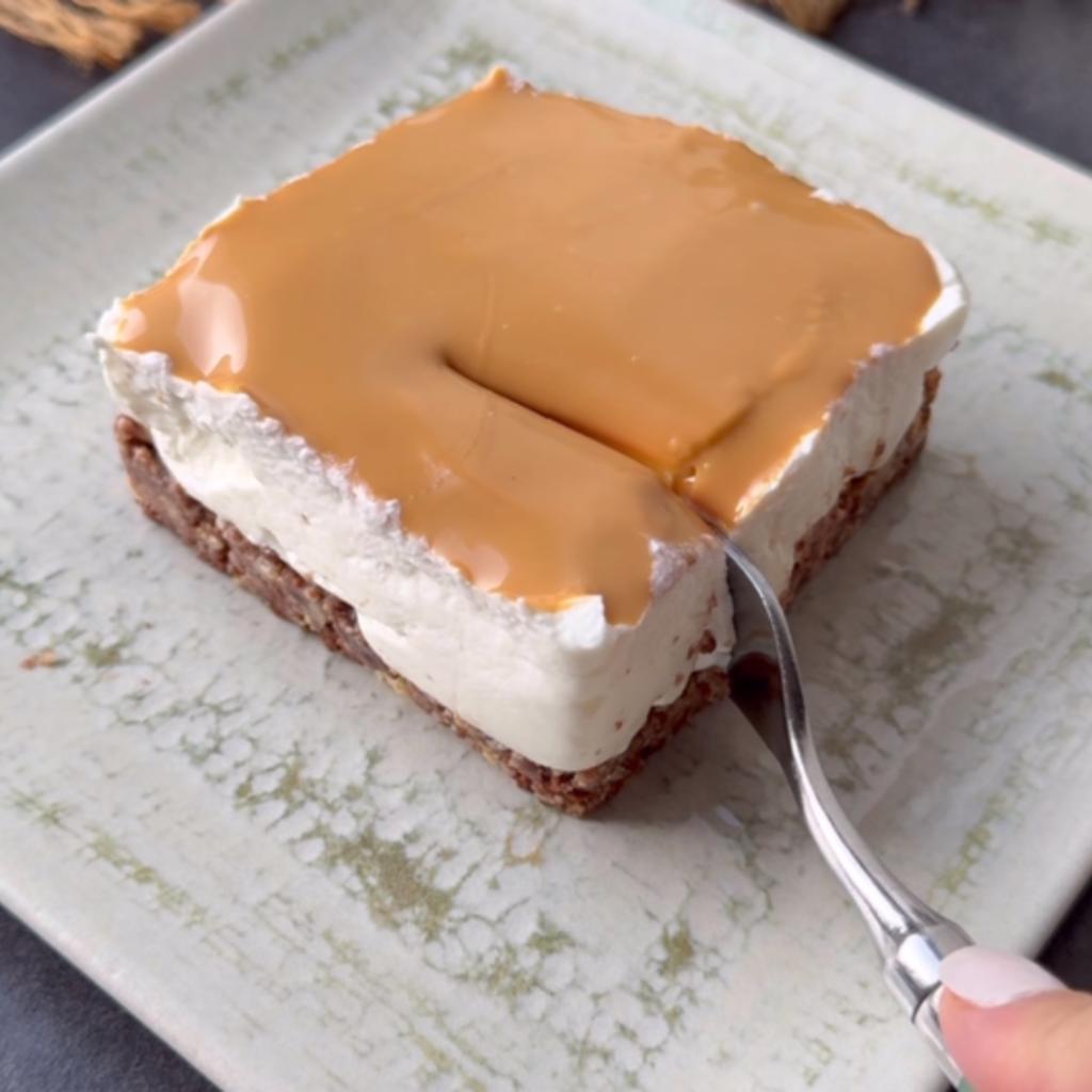 Colazione con biscotti, yogurt e formaggio spalmabile