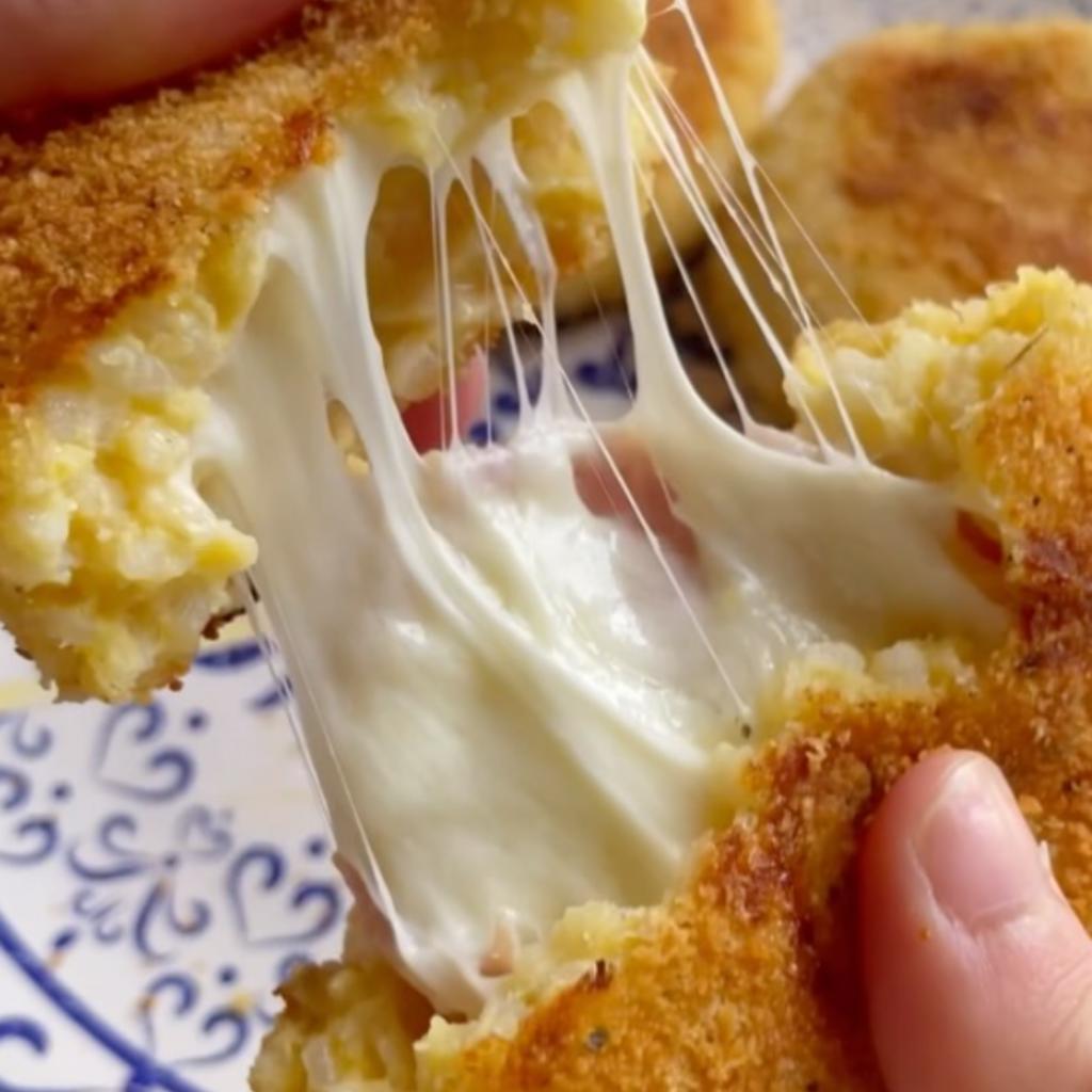 Crocchette di riso ripiene di prosciutto e formaggio cotte in padella