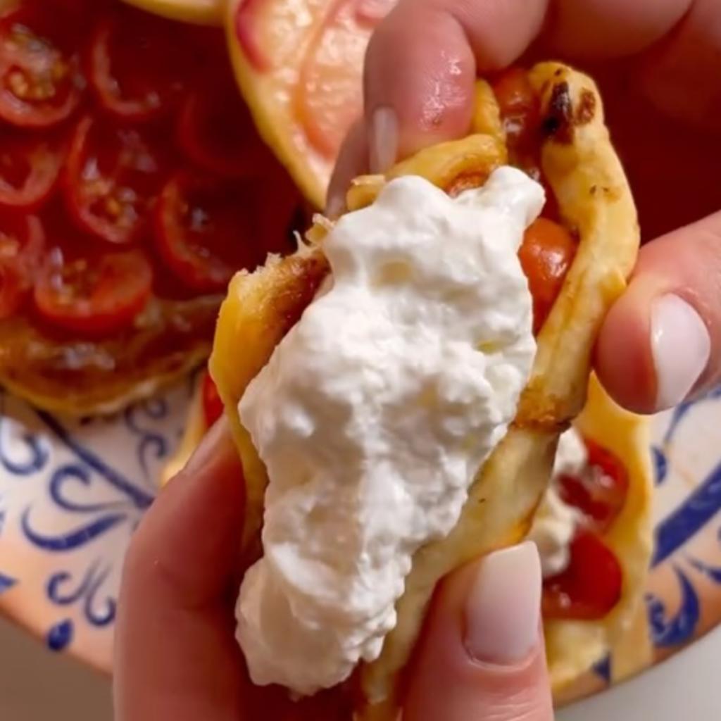 Mini Tarte Tatin mit karamellisierten Kirschtomaten und Burrata