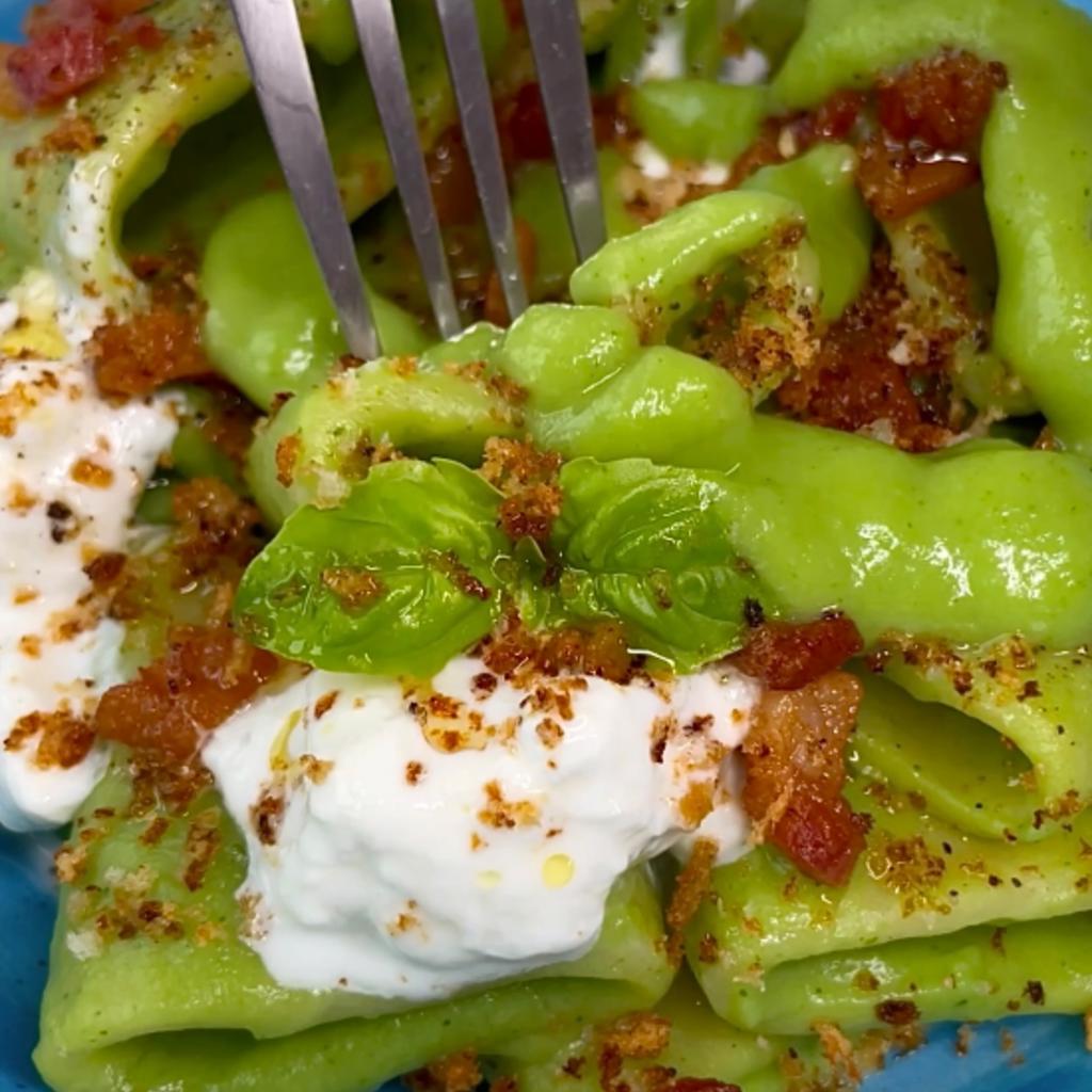 Paccheri con crema di broccoli, guanciale croccante, stracciatella e crumble di pane