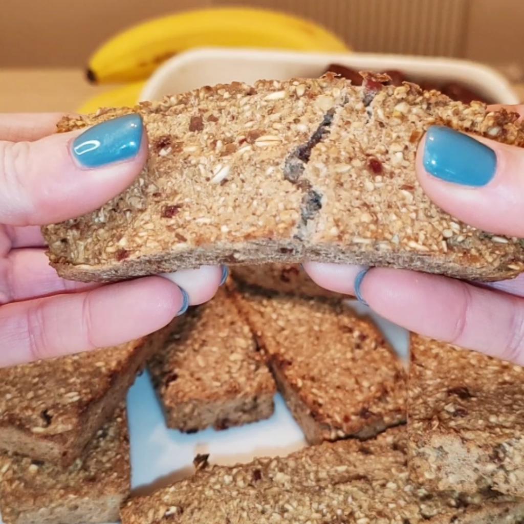 Banán, datolya és mogyoró szeletek