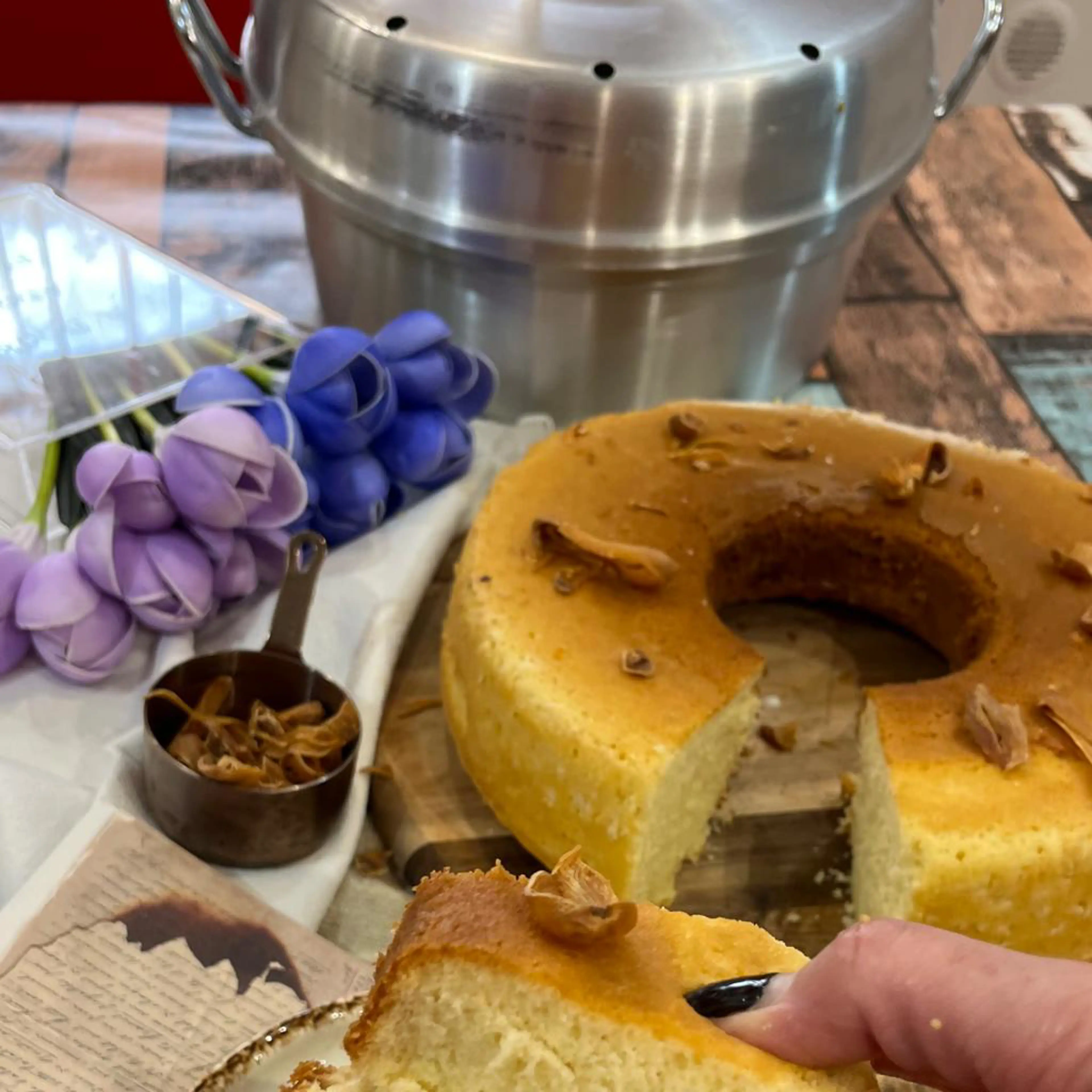 Grandma's bundt cake with mace