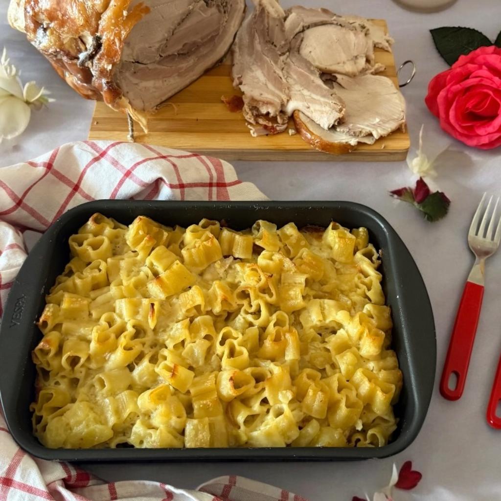 Patates kreması, bufala provola ve Ariccia porchetta ile kalp şeklinde makarna