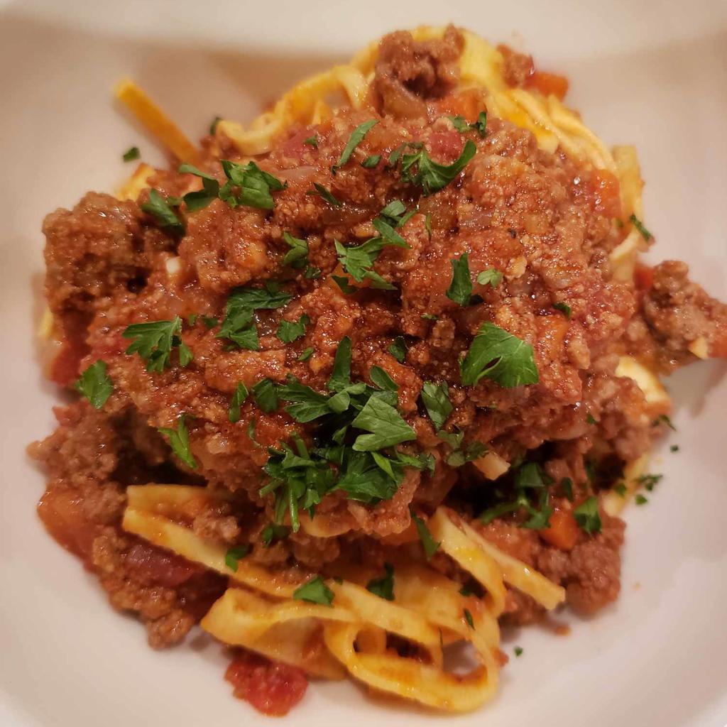 Wie man Bolognese-Ragout zubereitet