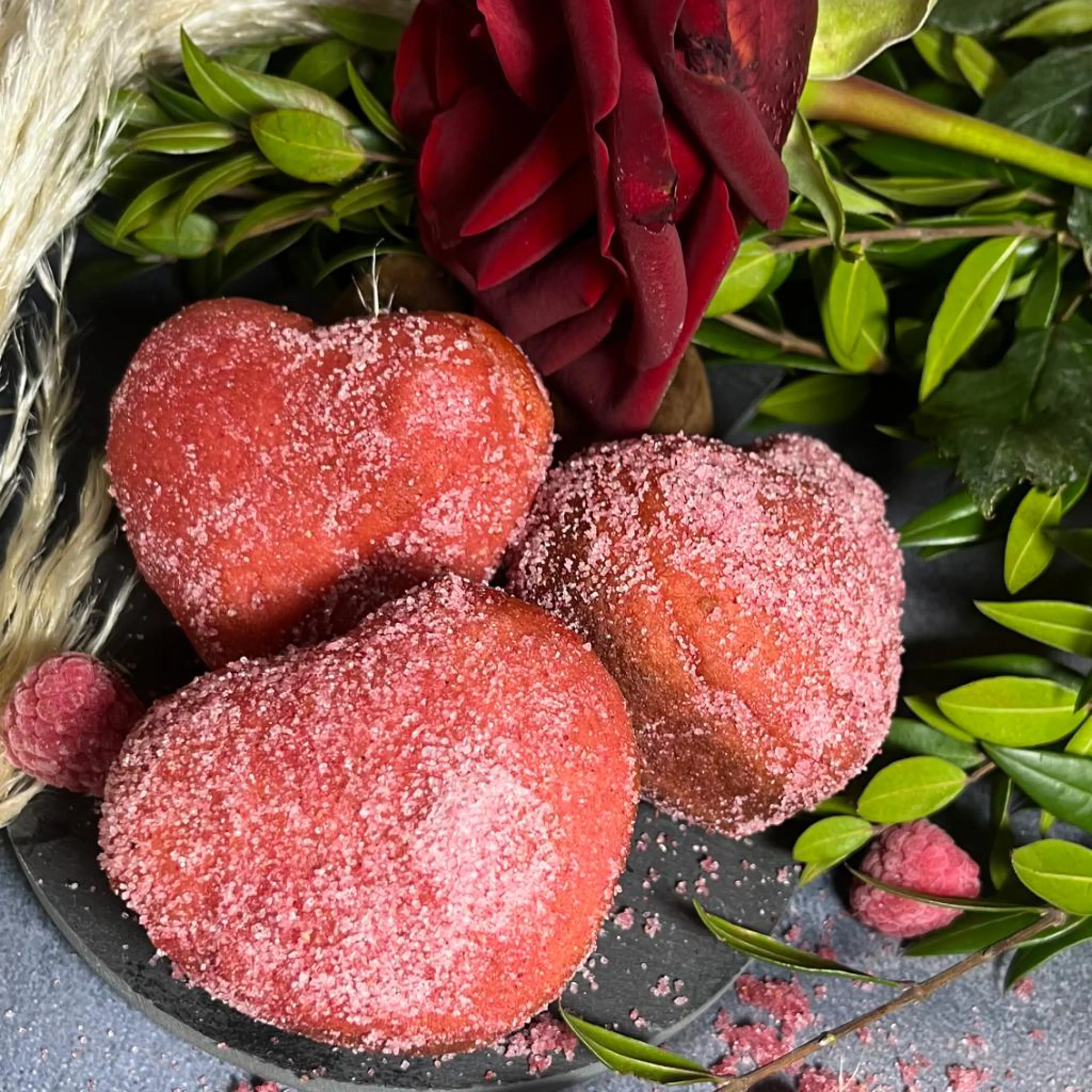 Hefegebäck-Herz mit Himbeeren