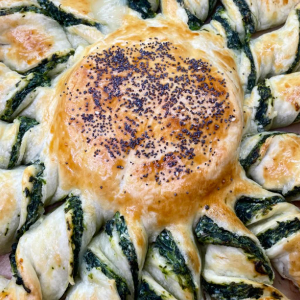 Bladerdeeg zonnebloem met camembert