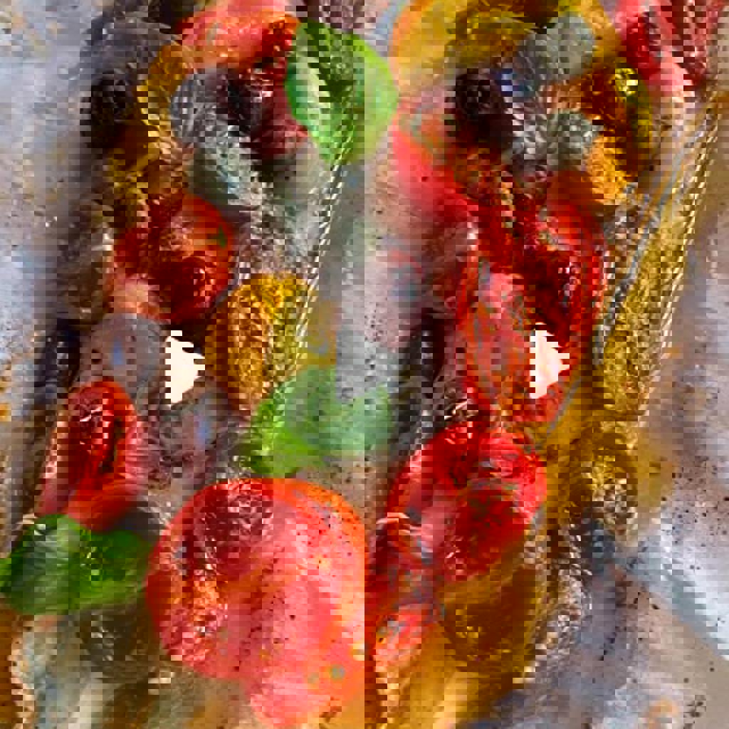 Filetti di branzino al cartoccio con pomodorini, capperi e olive taggiasche