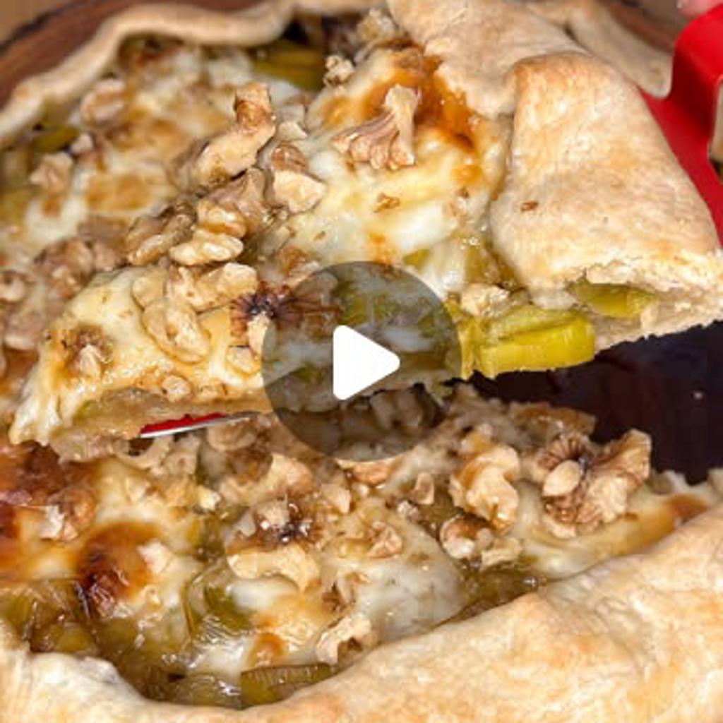Karamelize pırasa, taleggio, ceviz ve ballı tuzlu tart