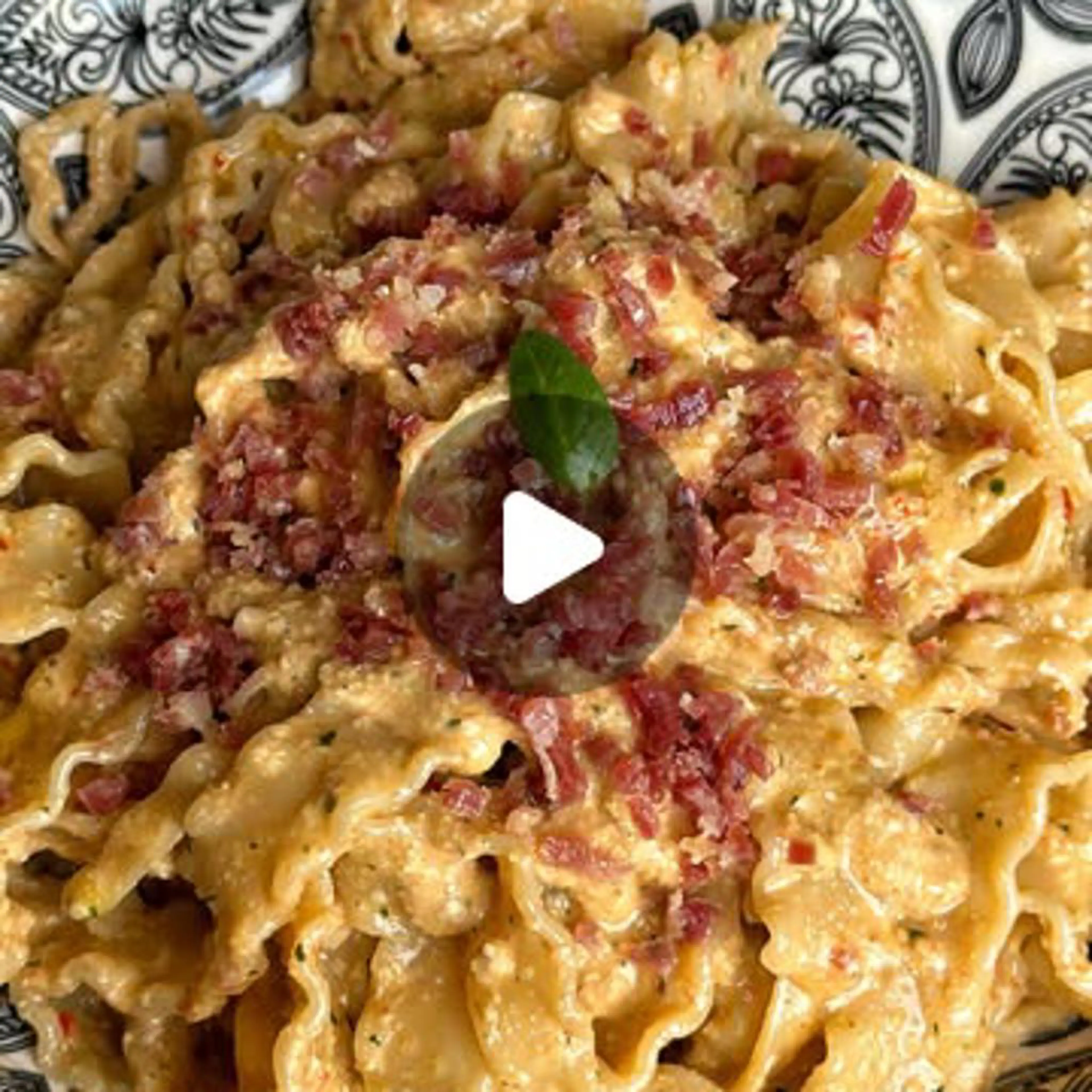 Trine con pesto di noci, pomodori secchi e pancetta