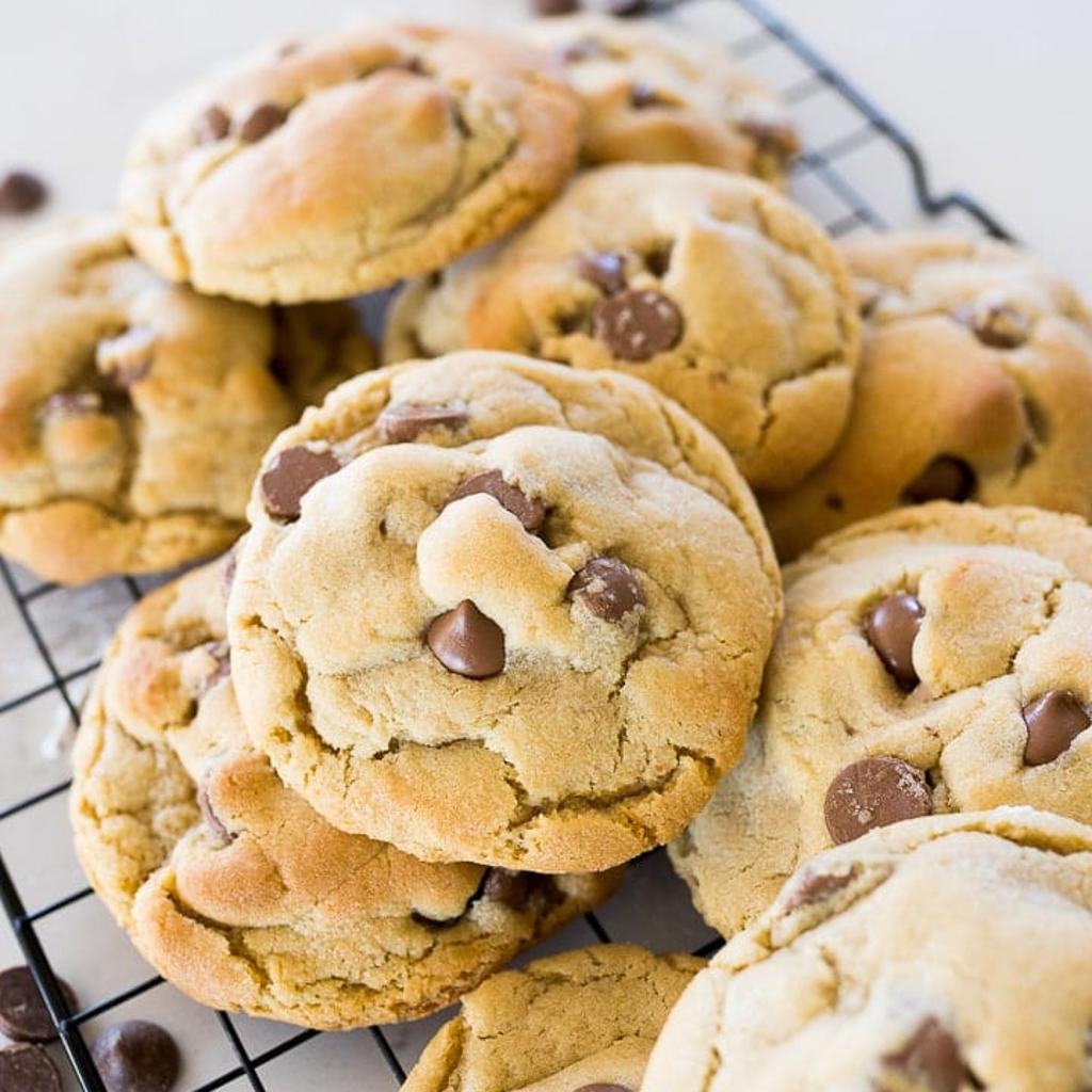 Crumbl cookies con gocce di cioccolato