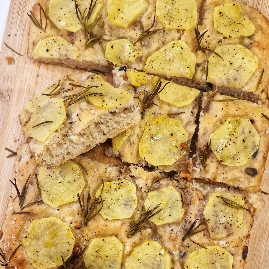 Focaccia con patate, rosmarino, noci e semi