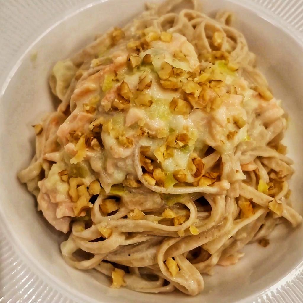 Fullkornsfettuccine med rökt lax, purjolök och valnötter