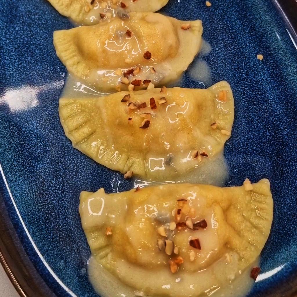 La foto della ricetta Mezzelune di zucca con fonduta di gorgonzola e granella di mandorle di Persaincucina 