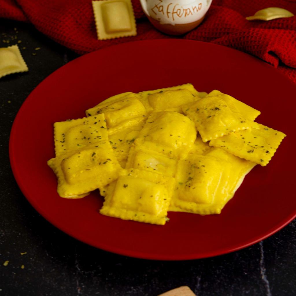 Ravioli de queso en salsa de azafrán
