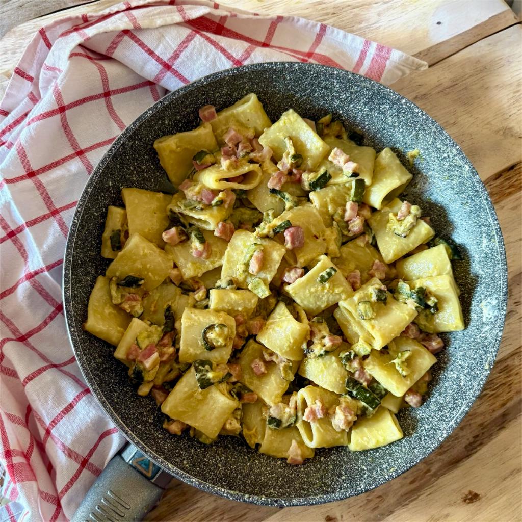 Calamarata mit Zucchini, Speck und Robiola