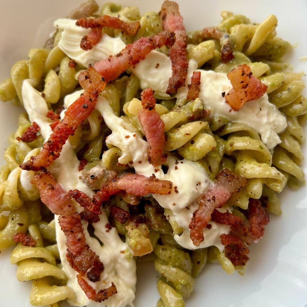 Fusilloni con pesto de pistacho, stracciatella y guanciale