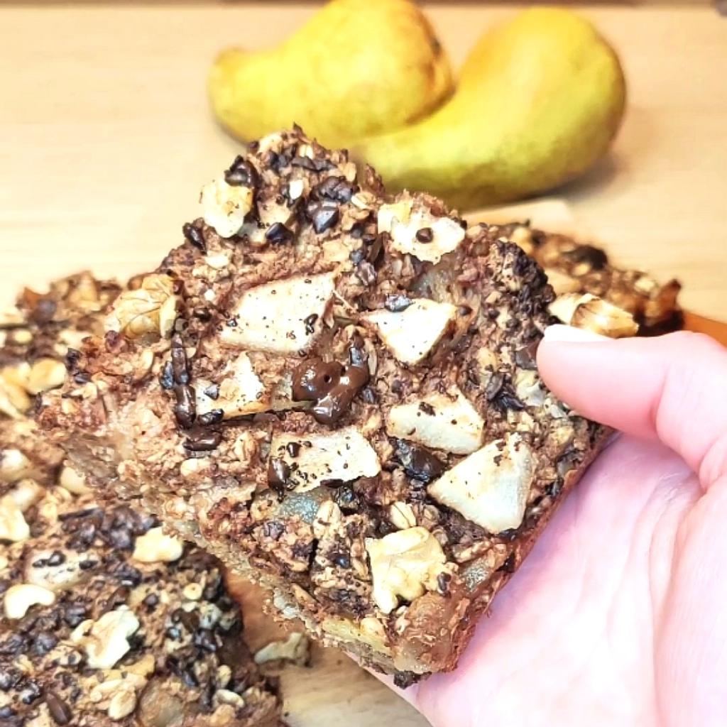 Gebackener Porridge mit Birne, Nüssen und Schokolade