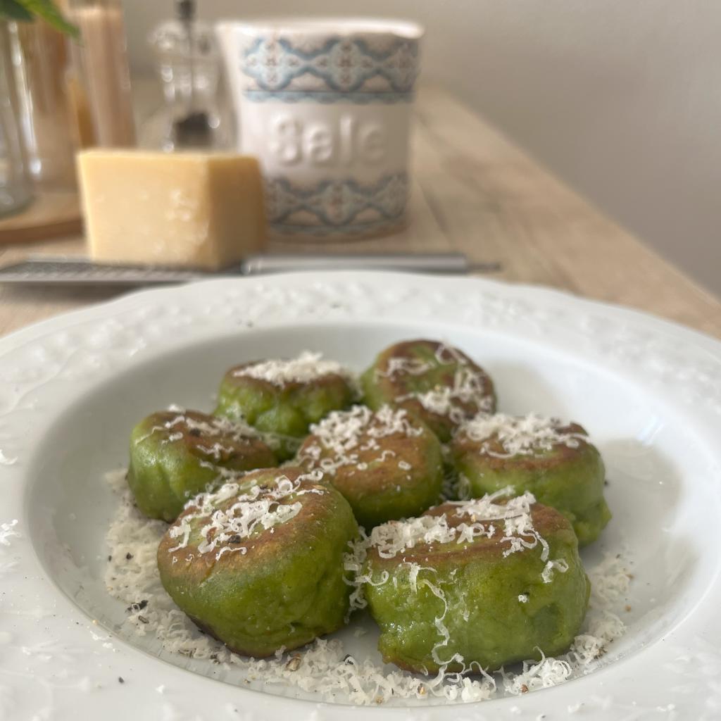Krispiga broccolikrämkulor i stekpanna