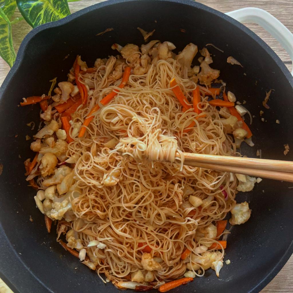 Fideos con verduras y salsa de mantequilla de maní
