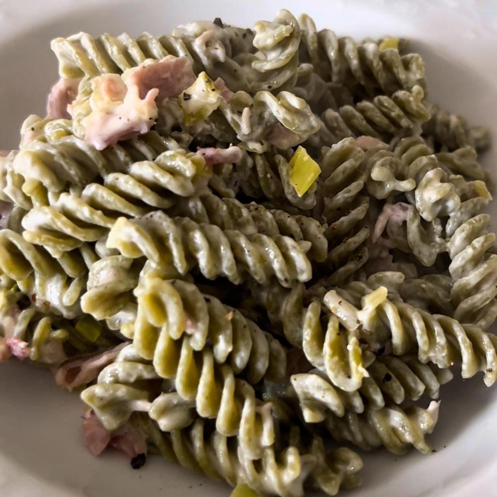Fusilli de guisantes con crema de queso para untar y jamón cocido