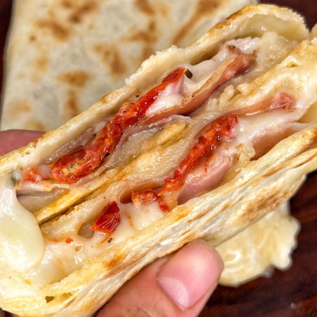 Calzoni en sartén sin levado rellenos de speck, tomates secos y mozzarella