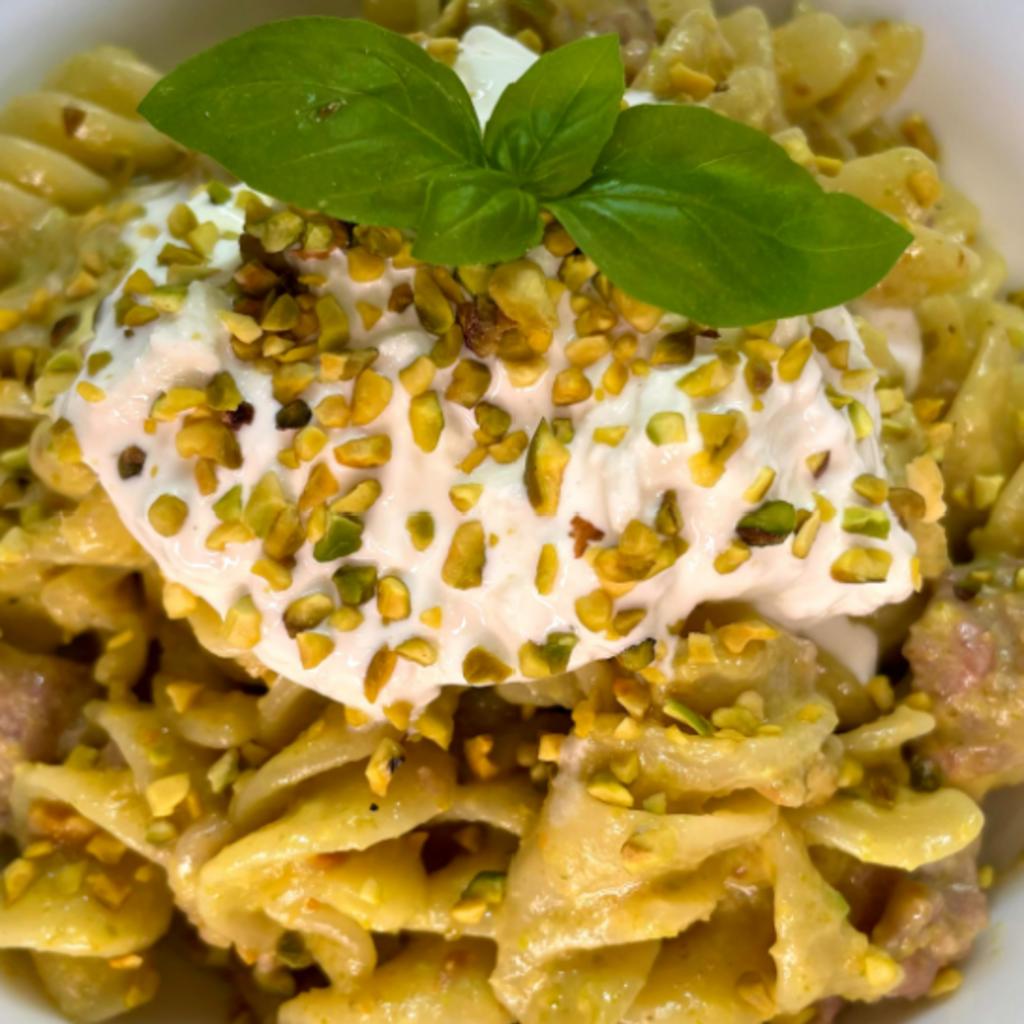 ピスタチオのペスト、ソーセージとストラッチャテッラ