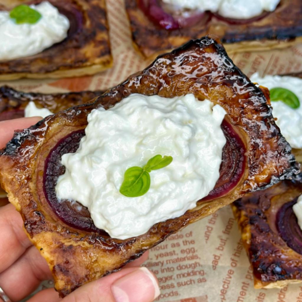 Mini tarte tatin with caramelized onions and stracciatella
