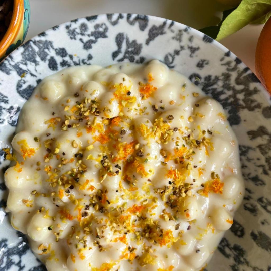 Chicche di patate one pot com creme de grana padano, casca de cítricos e granulado de pistache