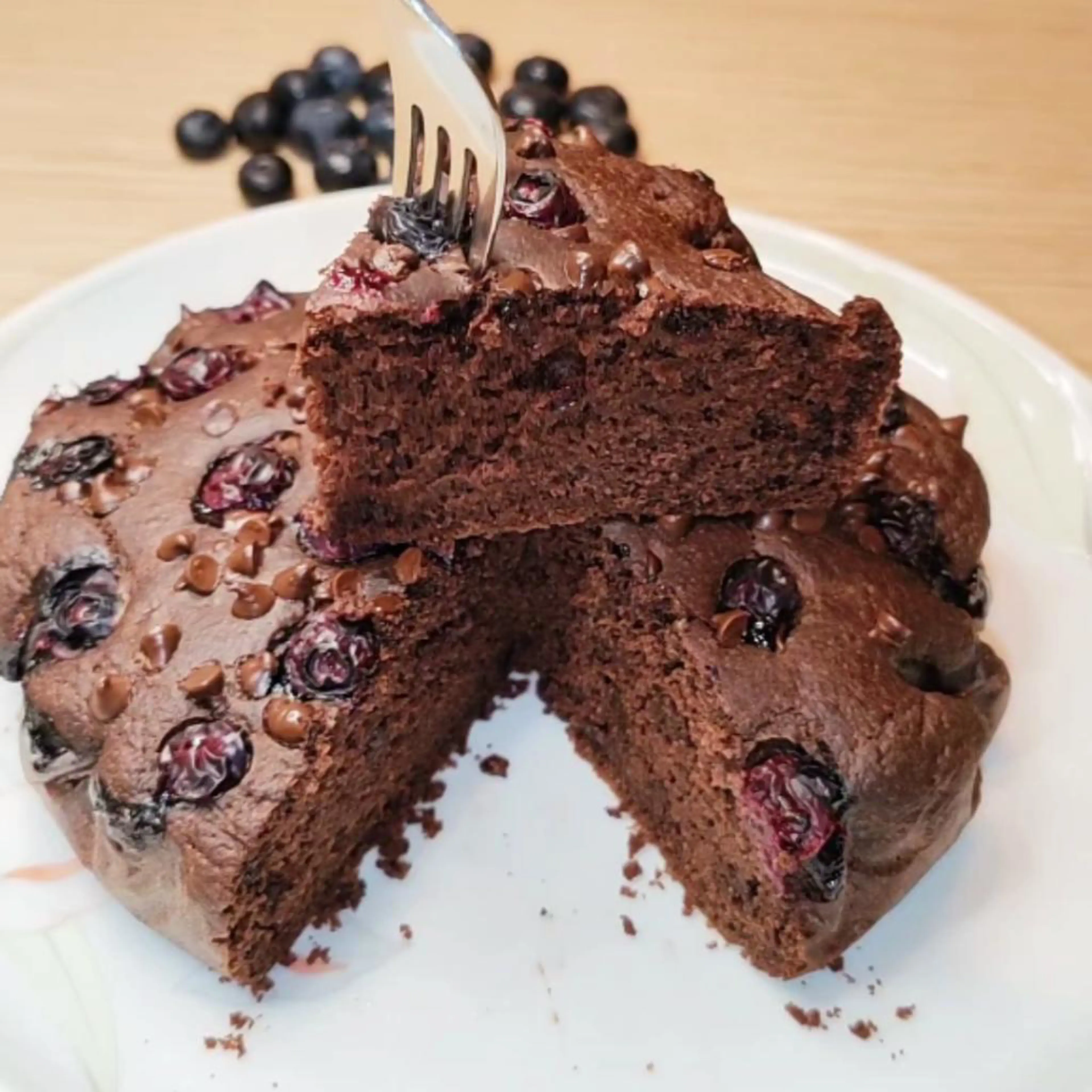 Gâteau aux myrtilles et au chocolat sans sucre
