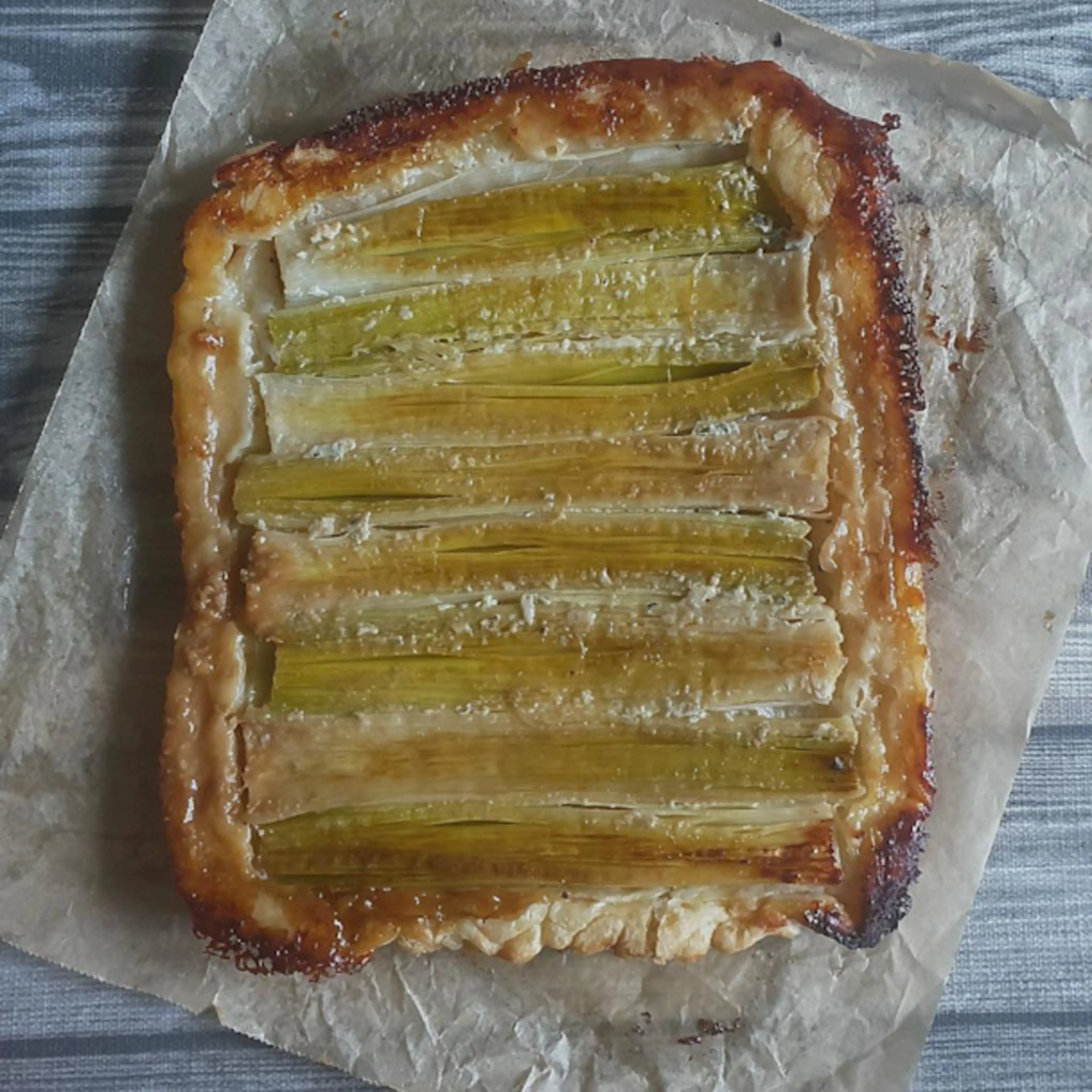 Póréhagymás tarte tatin zola sajttal