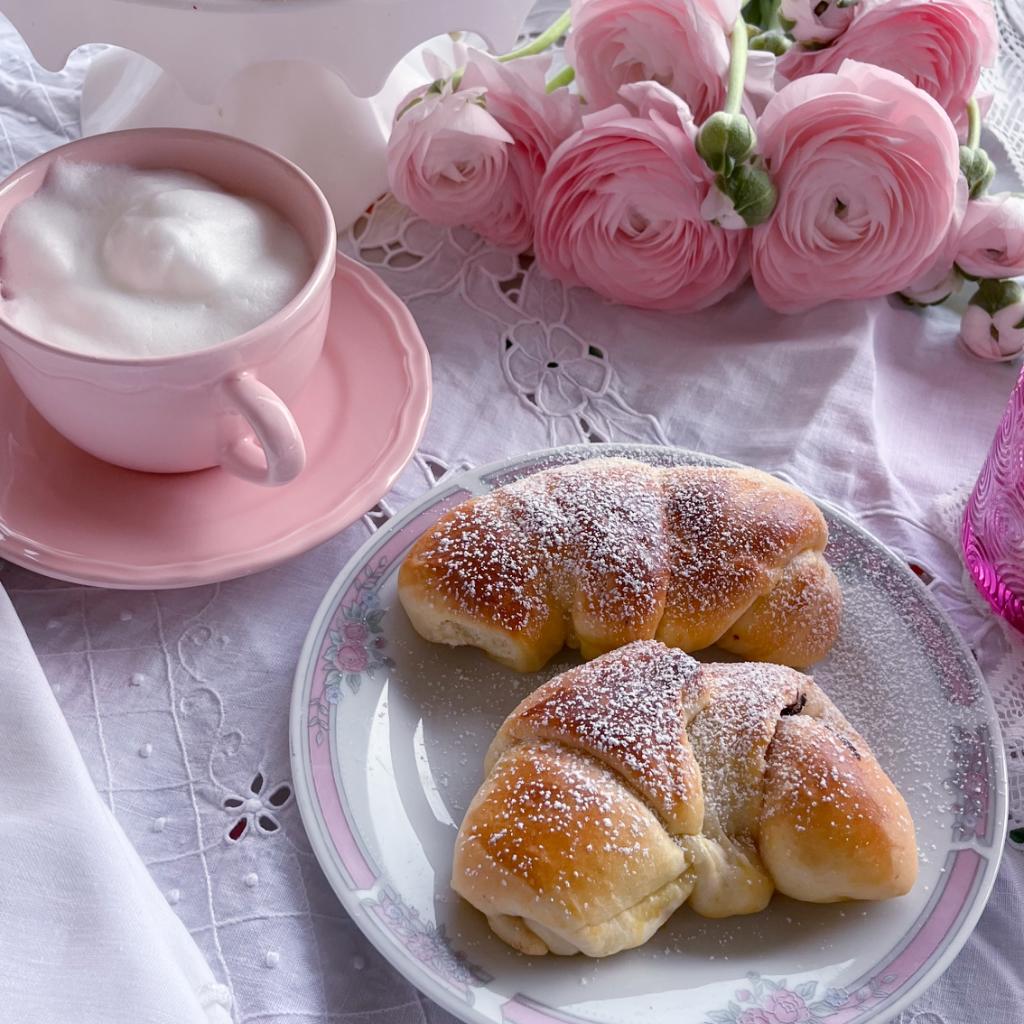 Brioches soffici al cioccolato e cappuccino