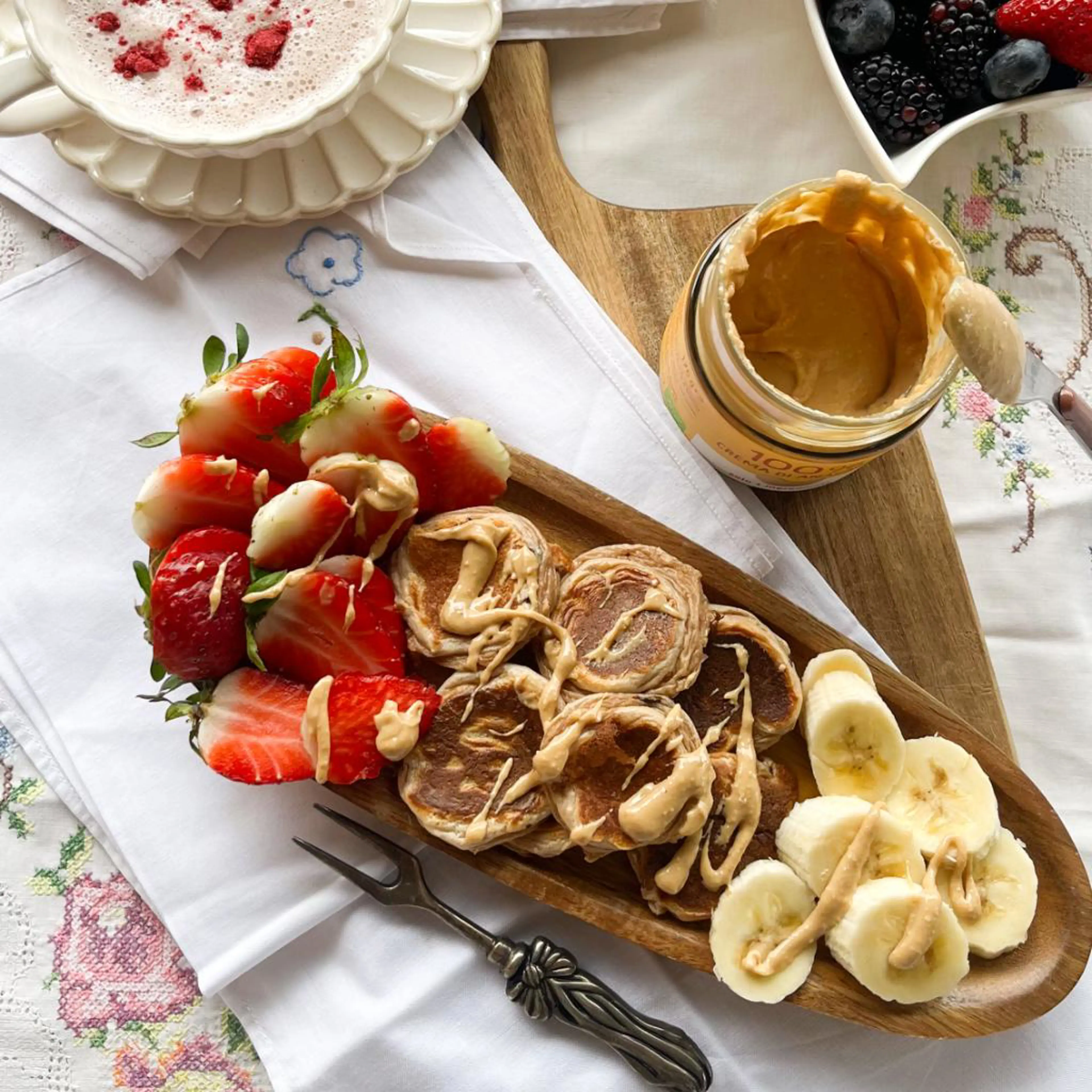 Mini pancakes con frutta fresca e crema di anacardi