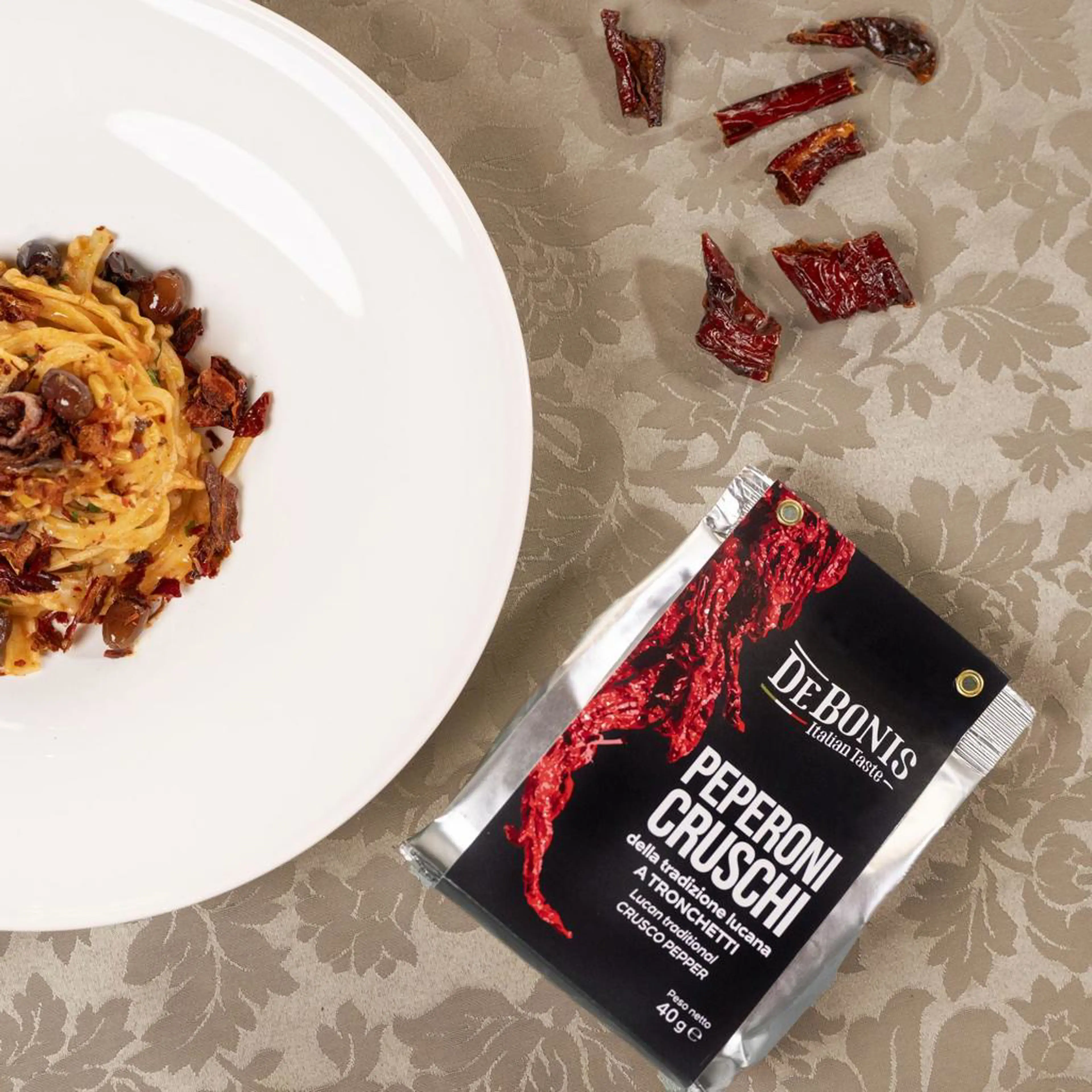 Mafaldine vermelhas com anchovas, alho, salsa e azeitonas taggiasche