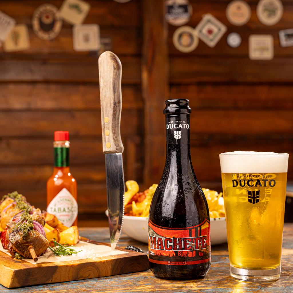 Hot nachos con formaggio fuso, panna acida, pico de gallo e green hot sauce