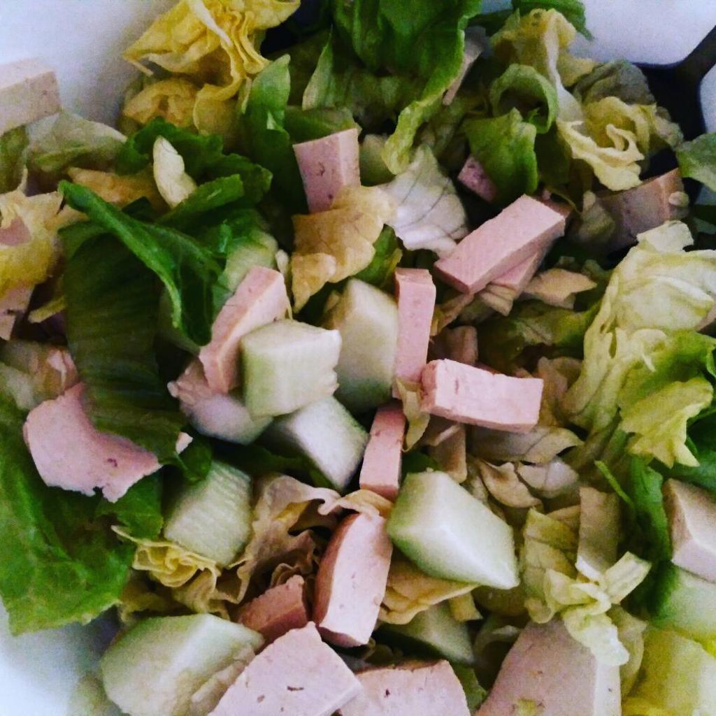 Lätt sallad med sallad, tofu och gurka