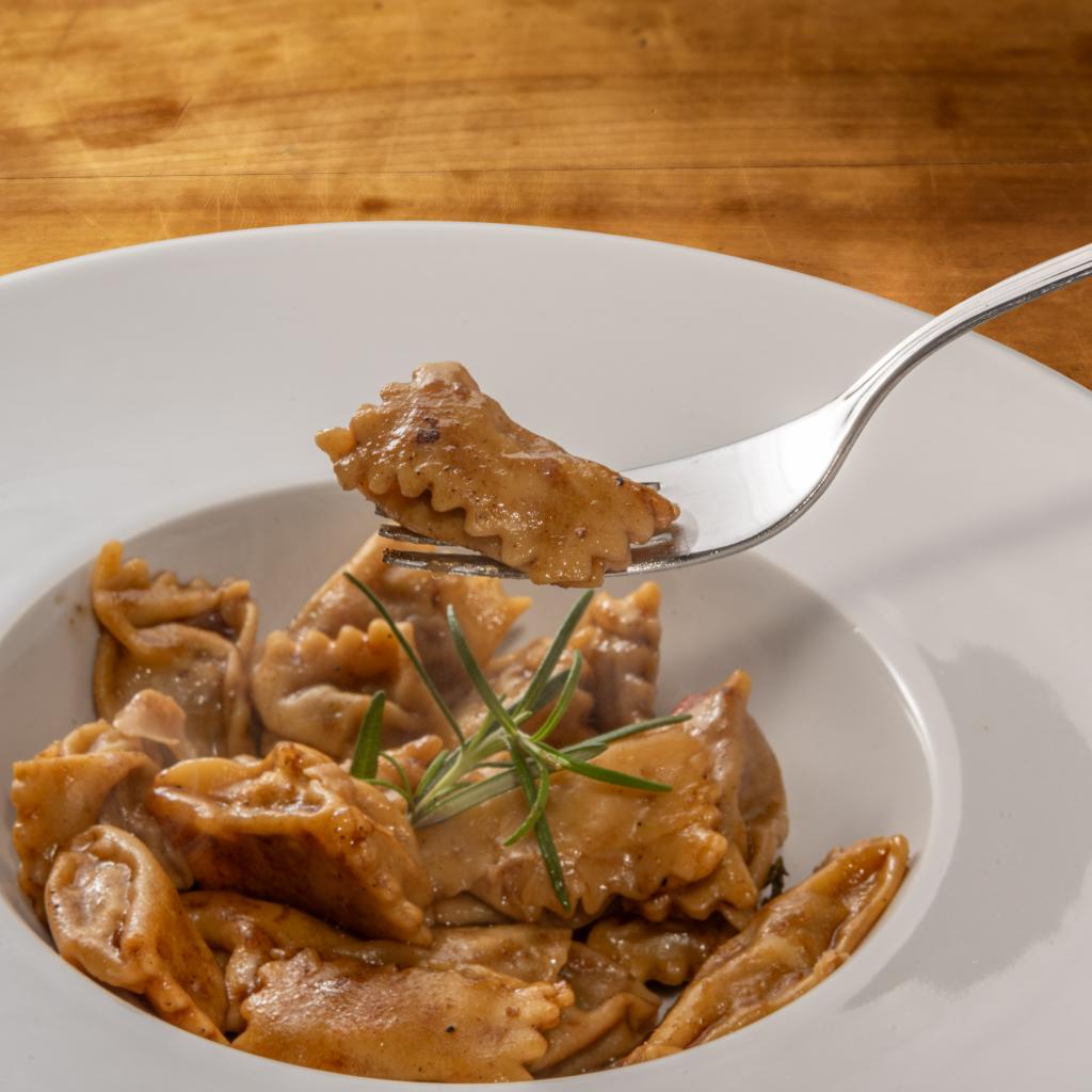 Agnolotti integrali alle noci con crema di parmigiano reggiano e rosmarino
