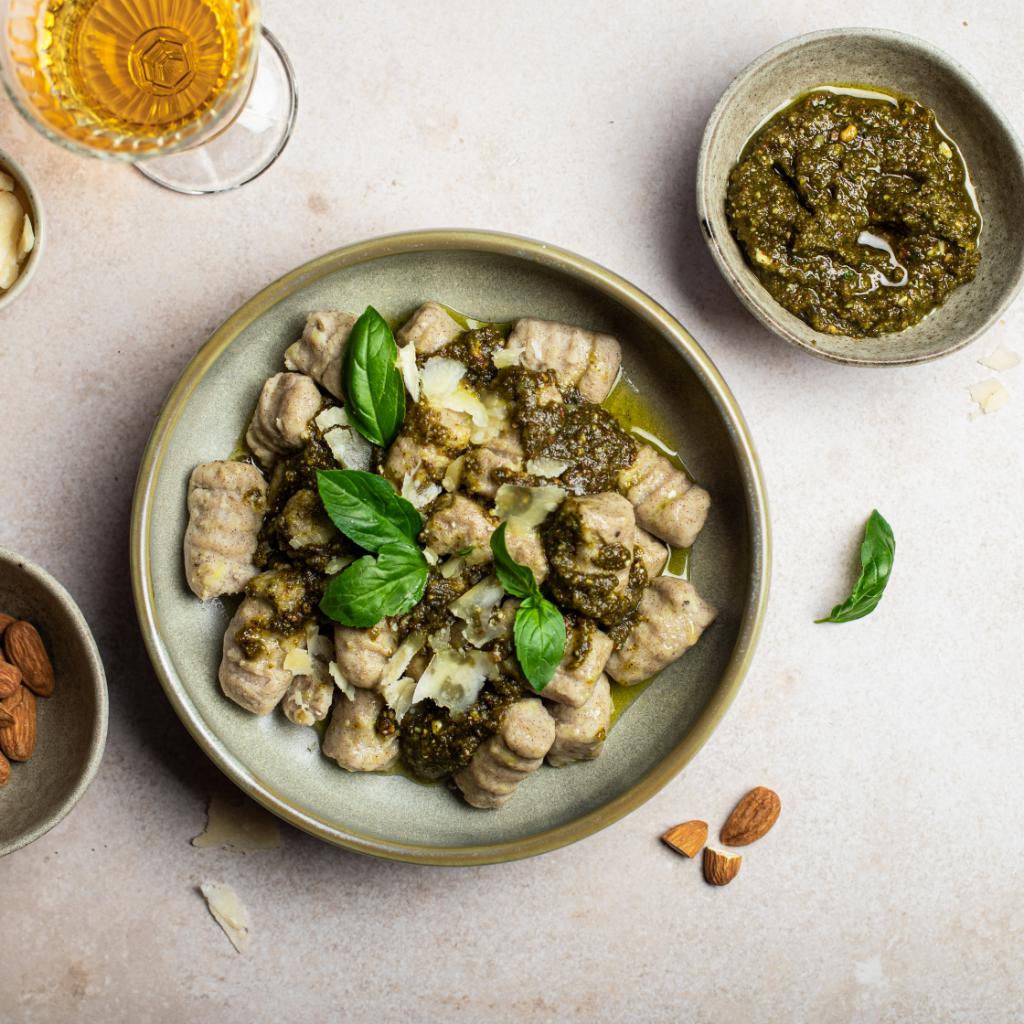 Gnocchi di grano saraceno con pesto di basilico e mandorle