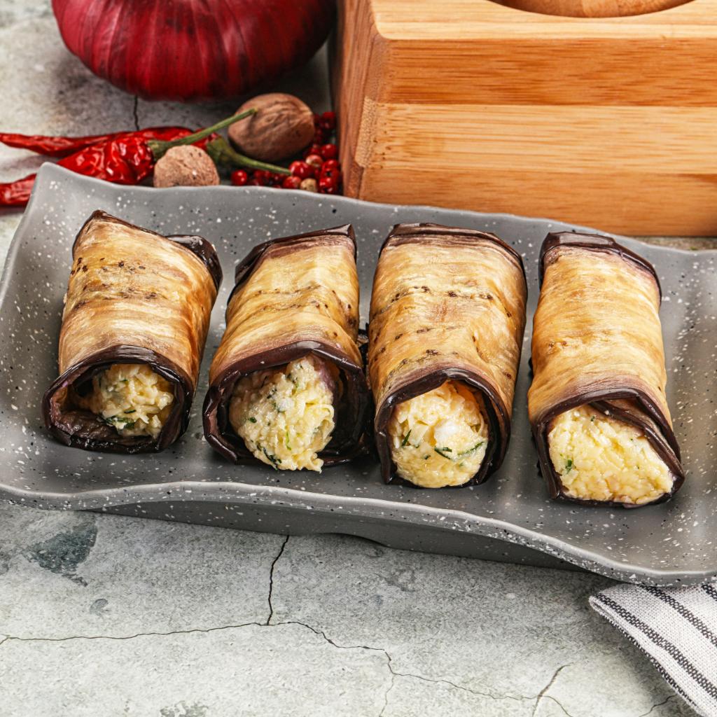 Rotolini di melanzane grigliate con crema di erborinato di capra, menta e noci