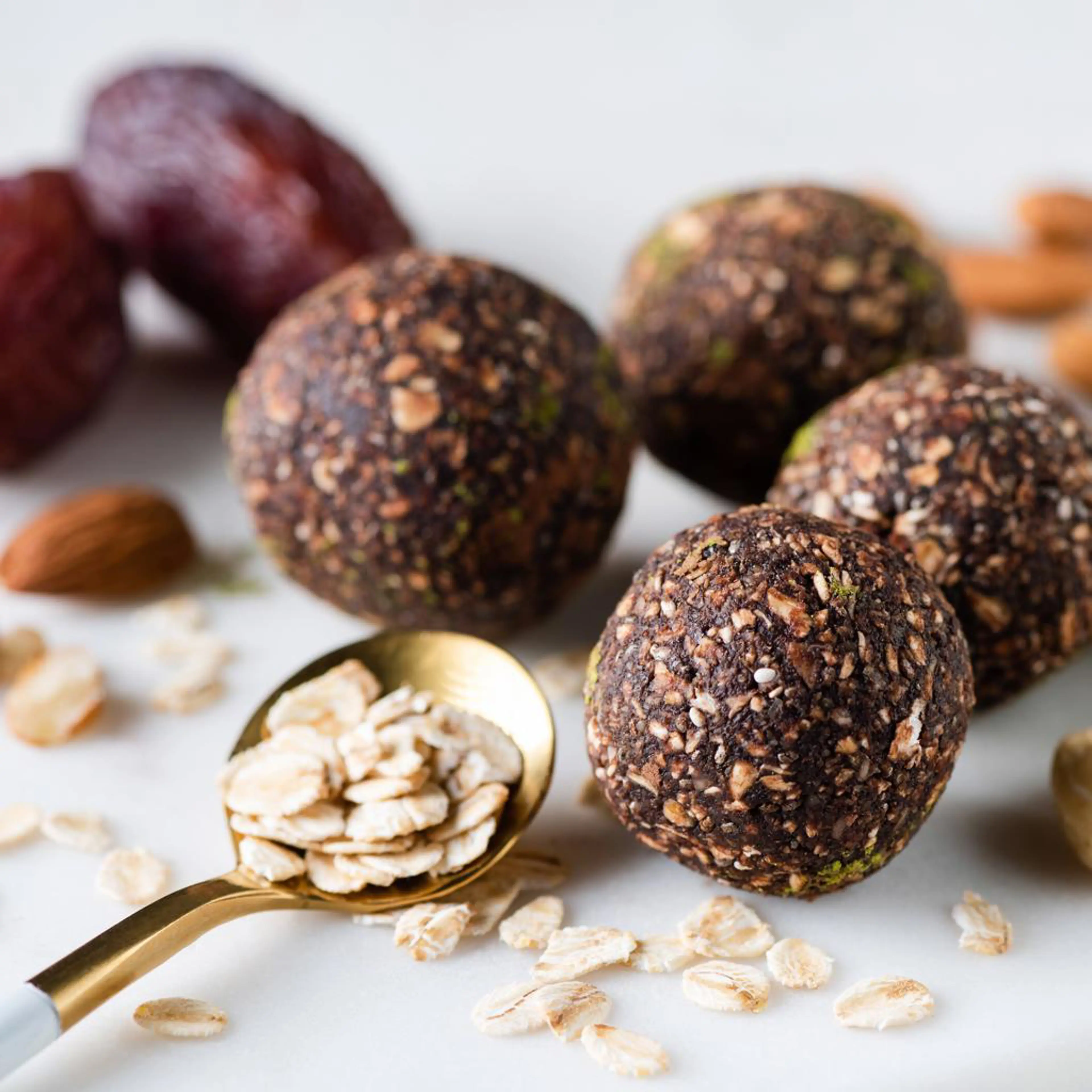 Energy balls with sweet cyperus flakes and dates