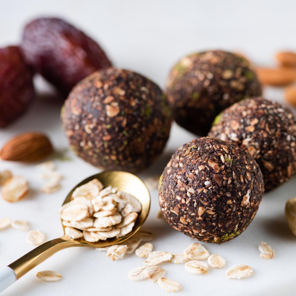 كرات الطاقة مع رقائق الزيجولو الحلو والتمر