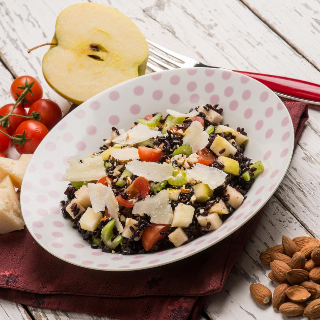 Insalata di riso venere con mela, mandorle, pomodorini e scaglie di parmigiano vacche bianche 24 mesi